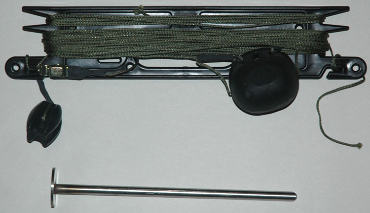 Photo 1 Fast deployable HF Tactical Broadband Antenna kit. Included is camouflage aerial wire, wire holder, end insulator, earth clip, in-span sealed match resistor and earth stake.